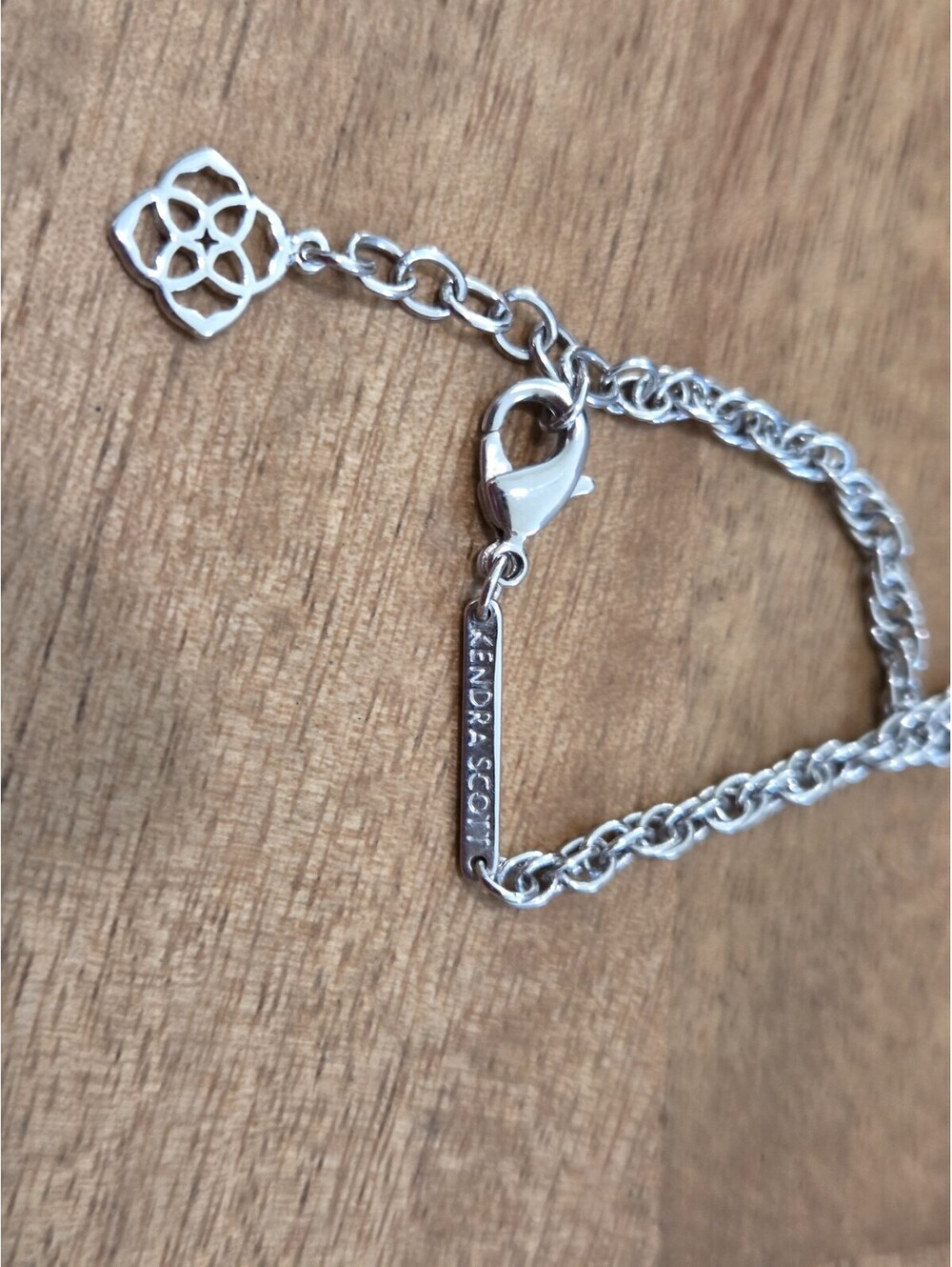 Beautiful Kendra Scott Filagree Pendant Necklace - Picture 4 of 4